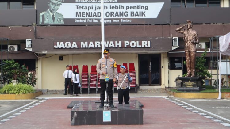 BERI ARAHAN: Kapolrestabes Medan Kombes Pol Gidion Arif Setyawan memberi arahan saat apel di Mapolrestabes, Senin (30/12/2024).(Foto Dok/Polrestabes)