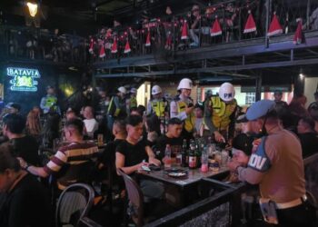 Polresta Manado menggelar apel gabungan di lapangan apel Polresta Manado. Kegiatan ini melibatkan sejumlah instansi, termasuk Denpom XII/Merdeka, POM Lantamal VIII, POM Lanud Sam Ratulangi Manado, serta Satuan Res Narkoba Polresta Manado, Sabtu (28/12/2024).