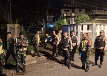 Personel Polresta Manado dari Satuan Samapta bersama dengan personel TNI Kodim 1309 Manado melaksanakan kegiatan rutin yang ditingkatkan (KRYD) berupa patroli gabungan di wilayah hukum Polresta Manado yang rawan gangguan Kamtibmas, Sabtu (28/12/2024).