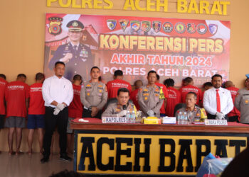 Kapolres Aceh Barat AKBP Andi Kirana S.I.K, M.H memimpin langsung kegiatan Konferensi Pers Akhir Tahun yang di selengarakan di Joglo Mapolres Aceh Barat. Senin (30/12/2024).