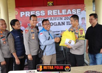 Polres Ogan Ilir menggelar serangkaian kegiatan bertema kebersamaan dan apresiasi, yang meliputi doa bersama, konferensi pers akhir tahun, serta bakti sosial kepada awak media. Kegiatan berlangsung di Mapolres Ogan Ilir dengan suasana hangat dan penuh rasa syukur.