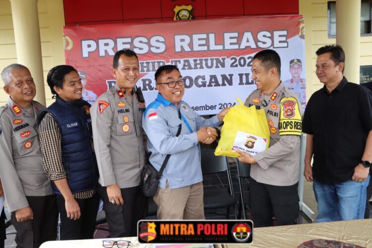 Polres Ogan Ilir menggelar serangkaian kegiatan bertema kebersamaan dan apresiasi, yang meliputi doa bersama, konferensi pers akhir tahun, serta bakti sosial kepada awak media. Kegiatan berlangsung di Mapolres Ogan Ilir dengan suasana hangat dan penuh rasa syukur.