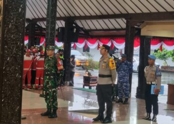 Dandim 0702/Purbalingga Letkol Inf Untung Iswahyudi, S.Sos., M.Hum., M.Han. bersama Kapolres Purbalingga AKBP Rosyid Hartanto pimpin Apel Pengamanan Malam Pergantian Tahun Baru 2025 di Pendopo Dipokusumo Purbalingga, Selasa (31/12/2024).