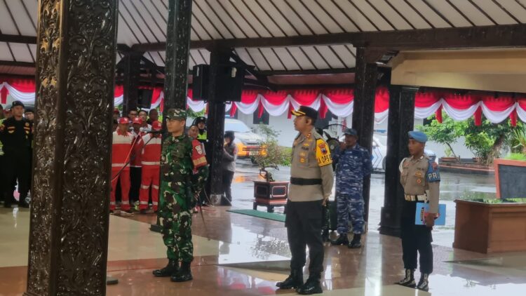 Dandim 0702/Purbalingga Letkol Inf Untung Iswahyudi, S.Sos., M.Hum., M.Han. bersama Kapolres Purbalingga AKBP Rosyid Hartanto pimpin Apel Pengamanan Malam Pergantian Tahun Baru 2025 di Pendopo Dipokusumo Purbalingga, Selasa (31/12/2024).