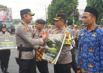 Kapolres Purbalingga AKBP Rosyid Hartanto memberikan hadiah umrah untuk personel dan masyarakat berprestasi. Hadiah tersebut diberikan usai upacara laporan kenaikan pangkat di Halaman Mapolres Purbalingga, Senin (2/12/2024) pagi.