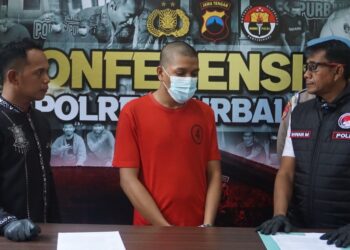 Tersangka penjual obat terlarang berinisial MR (22) warga asal Aceh yang berdomisili di Purbalingga. Dari tersangka diamankan barang bukti 6 lempeng obat jenis Trihexypenidil, 12 lempeng dan 9 butir obat jenis Tramadol, 17 paket berisi masing-masing enam butir obat jenis Hexymer, 10 paket berisi 12 butir obat jenis Yorindo dan uang tunai Rp. 203 ribu.