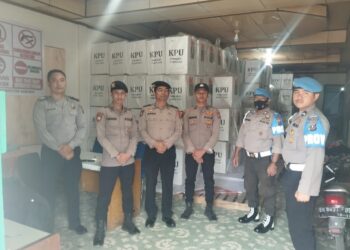 Pada pukul 16.00 WIB, Pejabat Sementara Kanit Provos Polres Samosir Bripka Heron Ginting, didampingi Personil Provos Si Propam Polres Samosir Bripda Christ Tampubolon mendatangi Gudang Logistik Pilkada 2024 KPU Kabupaten Samosir.