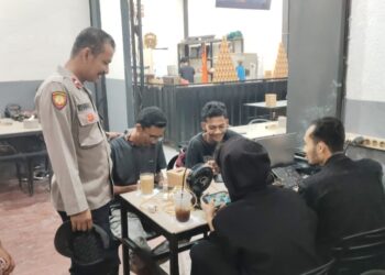 Personel Polsek Muara Mulia melaksanakan patroli dialogis di sejumlah gampong di wilayah Kecamatan Muara Mulia, Kabupaten Aceh Utara, sabtu (7/12/2024) malam