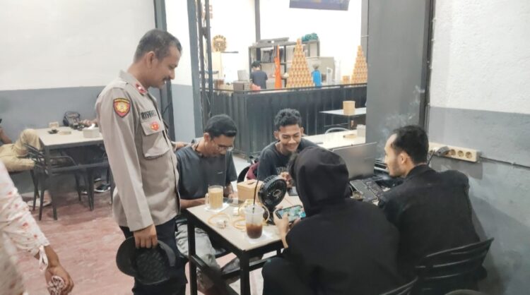 Personel Polsek Muara Mulia melaksanakan patroli dialogis di sejumlah gampong di wilayah Kecamatan Muara Mulia, Kabupaten Aceh Utara, sabtu (7/12/2024) malam
