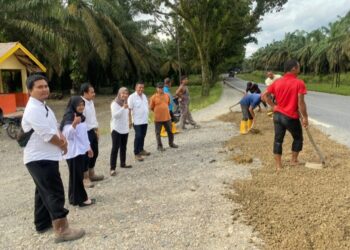 Pihak Manajemen PTPN IV Reg 2 Kebun Berangir bekerjasama memperbaiki dengan cara menimbun jalan yang curam (Foto. Dok/PTPN IV Reg 2 Berangir)