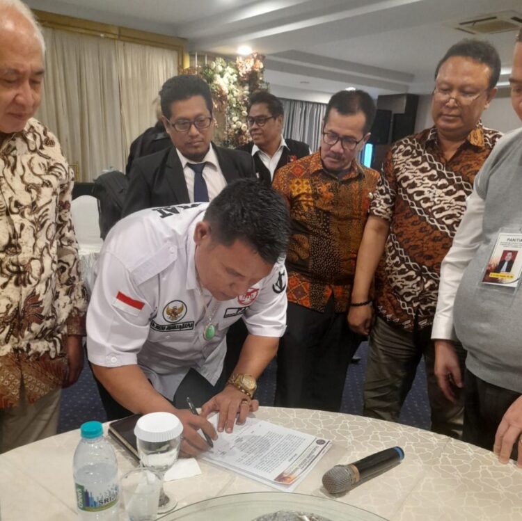 Pertemuan para advokat yang digelar di Surabaya, Jumat (13/12/24), mereka menegaskan bahwa OA bukan lembaga negara, melainkan organisasi mandiri yang menjalankan profesi advokat berdasarkan prinsip independensi dan otonomi.