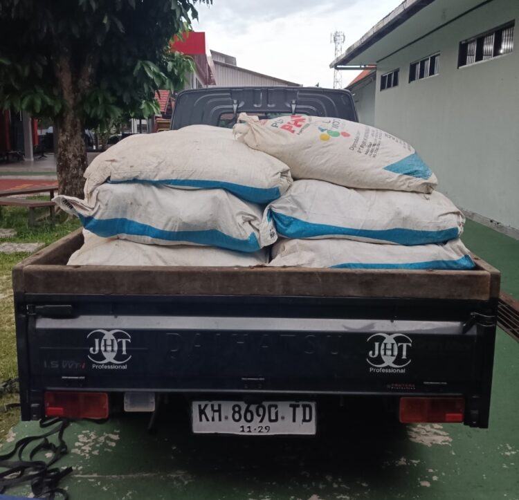 Petugas berhasil mengamankan satu unit R4 jenis Pickup, satu nota pembelian pupuk yang dikeluarkan UD Avisa Tani, dan 50 karung pupuk bersubsidi dengan berat masing-masing karung 50 Kg.