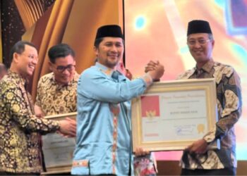 Penghargaan itu diserahkan oleh Pj. Gubernur Aceh, Dr. Safrizal, ZA, yang diwakili Pelaksana Harian (Plh) Asisten Pemerintahan, Keistimewaan Aceh, dan Kesejahteraan Rakyat Sekda Aceh, Drs. Syakir, M.Si.