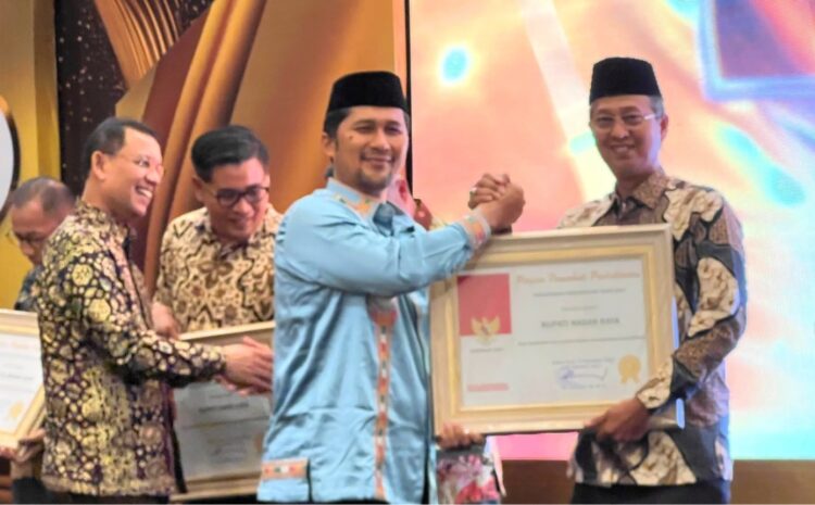 Penghargaan itu diserahkan oleh Pj. Gubernur Aceh, Dr. Safrizal, ZA, yang diwakili Pelaksana Harian (Plh) Asisten Pemerintahan, Keistimewaan Aceh, dan Kesejahteraan Rakyat Sekda Aceh, Drs. Syakir, M.Si.