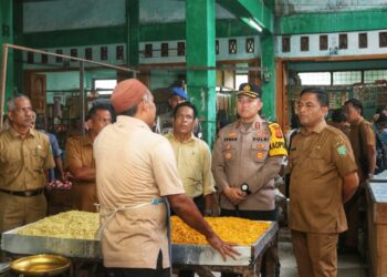 , Pj Wali Kota Sabang Andri Nourman bersama Kapolres AKBP Erwan serta instansi terkait melakukan sidak ke pasar tradisional.