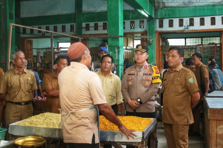 , Pj Wali Kota Sabang Andri Nourman bersama Kapolres AKBP Erwan serta instansi terkait melakukan sidak ke pasar tradisional.