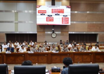 Komisi III DPR RI saat menggelar rapat dengar pendapat bersama Kapolda Kalteng Irjen Pol Drs. Djoko Poerwanto dan sejumlah pejabat utama Polda Kalteng di Gedung Parlemen, Senayan, Jakarta, Selasa, (17/12/2024).