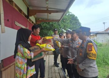 Polsek Pemulutan, Kabupaten Ogan Ilir, menunjukkan kepedulian terhadap warga yang tertimpa musibah dengan menyalurkan bantuan sosial kepada korban rumah roboh di Desa Pemulutan Ilir, Kecamatan Pemulutan, Kabupaten Ogan Ilir. Kegiatan tersebut berlangsung pada Selasa, 17 Desember 2024, sekitar pukul 14.30 WIB.