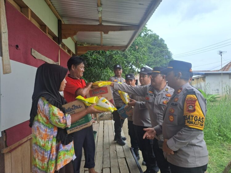 Polsek Pemulutan, Kabupaten Ogan Ilir, menunjukkan kepedulian terhadap warga yang tertimpa musibah dengan menyalurkan bantuan sosial kepada korban rumah roboh di Desa Pemulutan Ilir, Kecamatan Pemulutan, Kabupaten Ogan Ilir. Kegiatan tersebut berlangsung pada Selasa, 17 Desember 2024, sekitar pukul 14.30 WIB.