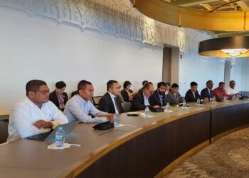 Diadakan pertemuan dengan Commission of Peace Process Kerajaan Thailand, ketua Jaturon Chaisaeng.nDalam pertemuan tersebut, Mualem tampak didampingi oleh Teungku Jamaica, Mahmud, Munawar Khalil, S.IP, Jamaluddin, SH., MKN., Teuku Irsyadi, Samsuar (Wan Malaya), Zainal, dan Mawardi.