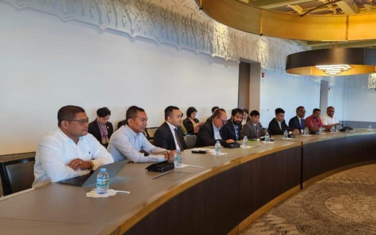 Diadakan pertemuan dengan Commission of Peace Process Kerajaan Thailand, ketua Jaturon Chaisaeng.nDalam pertemuan tersebut, Mualem tampak didampingi oleh Teungku Jamaica, Mahmud, Munawar Khalil, S.IP, Jamaluddin, SH., MKN., Teuku Irsyadi, Samsuar (Wan Malaya), Zainal, dan Mawardi.