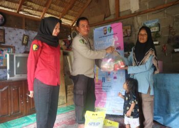Sie Dokkes Polres Ogan Ilir melaksanakan kegiatan bakti sosial berupa pemberian edukasi dan bantuan makanan bergizi kepada anak-anak yang mengalami stunting. Kegiatan ini berlangsung pada Jumat, 20 Desember 2024, mulai pukul 13.00 WIB hingga selesai, di Desa Mandala, Kelurahan Indralaya, dan Desa Palemraya.