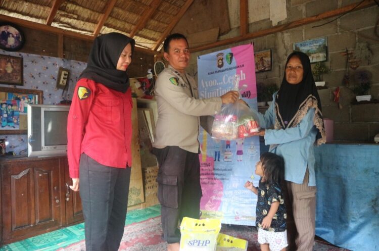 Sie Dokkes Polres Ogan Ilir melaksanakan kegiatan bakti sosial berupa pemberian edukasi dan bantuan makanan bergizi kepada anak-anak yang mengalami stunting. Kegiatan ini berlangsung pada Jumat, 20 Desember 2024, mulai pukul 13.00 WIB hingga selesai, di Desa Mandala, Kelurahan Indralaya, dan Desa Palemraya.