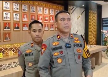 BERI PENJELASAN: Kabag Ops Polrestabes Medan Kompol Pardamean Hutahaean memberikan penjelasan pengalihan arus lalin dan kantong parkir saat malam Tahun Baru 2025,di Mapolrestabes, Senin malam (30/12/2024).(Foto Dok/Polrestabes)