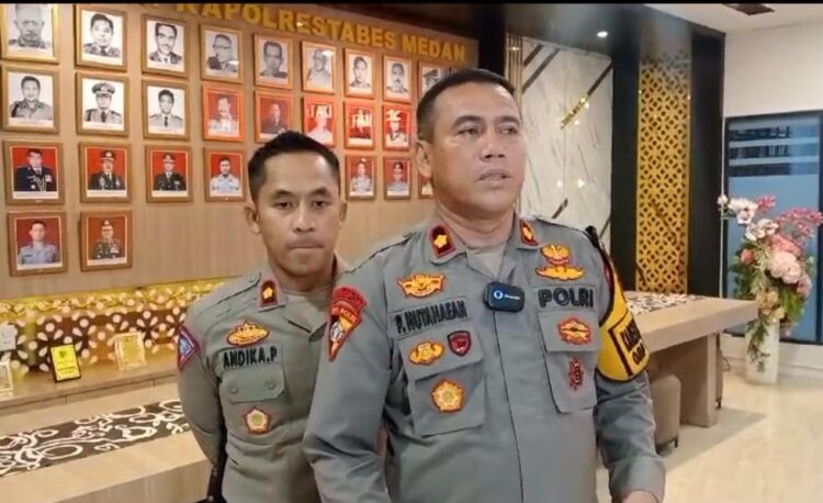 BERI PENJELASAN: Kabag Ops Polrestabes Medan Kompol Pardamean Hutahaean memberikan penjelasan pengalihan arus lalin dan kantong parkir saat malam Tahun Baru 2025,di Mapolrestabes, Senin malam (30/12/2024).(Foto Dok/Polrestabes)
