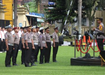 Kapolresta Banyumas Kombes Pol Dr. Ari Wibowo, S.I.K., M.H., memimpin upacara Korps Raport kenaikan pangkat Periode 1 Januari 2025 sebanyak 104 personil Polresta Banyumas Dan 2 personel Kompi 2 Brimob Batalyon D Pelopor.