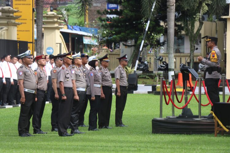 Kapolresta Banyumas Kombes Pol Dr. Ari Wibowo, S.I.K., M.H., memimpin upacara Korps Raport kenaikan pangkat Periode 1 Januari 2025 sebanyak 104 personil Polresta Banyumas Dan 2 personel Kompi 2 Brimob Batalyon D Pelopor.