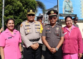 Kapolresta Manado, Kombes Pol Julianto Sirait, memimpin upacara laporan kenaikan pangkat bagi anggota Polri periode 1 Januari 2025 dan PNS Polri periode 1 Oktober 2024 di Polresta Manado. Upacara yang berlangsung khidmat ini dihadiri oleh jajaran pejabat utama Polresta, anggota Polri, PNS Polri, Bhayangkari Cabang Manado serta keluarga penerima kenaikan pangkat, Selasa (31/12/2024).
