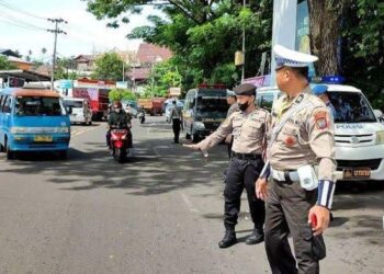 Satuan Lalu Lintas (Satlantas) Polresta Manado mengambil langkah strategis untuk mengantisipasi kepadatan arus lalu lintas. Sebanyak 46 personel Satlantas dikerahkan untuk pengamanan lalu lintas di malam tahun baru, sementara 27 personel lainnya bertugas mengamankan aktivitas di gereja, Senin (30/12/2024).