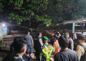 Dalam rangka menciptakan situasi yang aman dan kondusif menjelang pergantian tahun, Polsek Singkil bersama unsur Koramil STB dan Pemerintah Kecamatan Singkil menggelar kegiatan Grebek Kampung (Tarkam) pada Senin malam (30/12/2024).