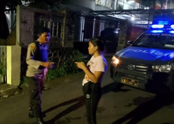 Polresta Manado melalui Polsek Wenang merespons cepat laporan KDRT yang diterima melalui Call Centre 112 pada Selasa, 31 Desember 2024. Laporan yang diterima pada pukul 03.05 WITA dari Lorong Hotel Avons, Kelurahan Bumi Beringin, Lingkungan III, Kecamatan Wenang, segera ditindaklanjuti oleh petugas kepolisian