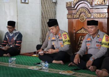 Polres Ogan Ilir menggelar kegiatan doa bersama di Masjid Nurul Hikmah Pagi Sore, Desa Tanjung Baru, Kecamatan Indralaya Utara, Kabupaten Ogan Ilir. Kegiatan yang dilaksanakan pada Selasa, 31 Desember 2024, ini dimulai pukul 08.00 WIB dan dihadiri oleh seluruh Pejabat Utama (PJU) dan personel Polres Ogan Ilir. Tidak hanya internal kepolisian, doa bersama ini juga melibatkan berbagai awak media cetak dan online, termasuk perwakilan dari Persatuan Wartawan Indonesia (PWI) Kabupaten Ogan Ilir.