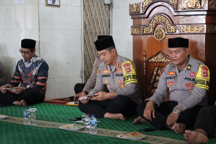 Polres Ogan Ilir menggelar kegiatan doa bersama di Masjid Nurul Hikmah Pagi Sore, Desa Tanjung Baru, Kecamatan Indralaya Utara, Kabupaten Ogan Ilir. Kegiatan yang dilaksanakan pada Selasa, 31 Desember 2024, ini dimulai pukul 08.00 WIB dan dihadiri oleh seluruh Pejabat Utama (PJU) dan personel Polres Ogan Ilir. Tidak hanya internal kepolisian, doa bersama ini juga melibatkan berbagai awak media cetak dan online, termasuk perwakilan dari Persatuan Wartawan Indonesia (PWI) Kabupaten Ogan Ilir.