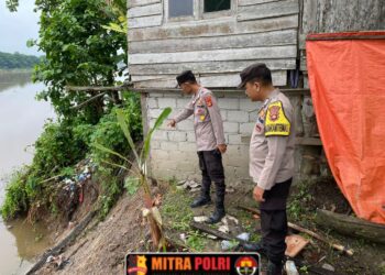 Personil Polsek Tanjung Raja bergerak cepat menanggapi kejadian tanah longsor yang melanda Dusun II, RT 003, Desa Serijabo, Kecamatan Sungai Pinang, Kabupaten Ogan Ilir. Peristiwa ini menyebabkan kerusakan pada satu rumah yang dihuni oleh dua kepala keluarga, Selasa (01/01/2025)