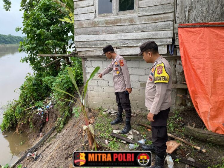 Personil Polsek Tanjung Raja bergerak cepat menanggapi kejadian tanah longsor yang melanda Dusun II, RT 003, Desa Serijabo, Kecamatan Sungai Pinang, Kabupaten Ogan Ilir. Peristiwa ini menyebabkan kerusakan pada satu rumah yang dihuni oleh dua kepala keluarga, Selasa (01/01/2025)