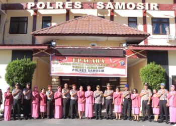 Sebanyak 14 personel Polres Samosir menerima kenaikan pangkat setingkat lebih tinggi dalam upacara resmi yang berlangsung di Lapangan Mako Polres Samosir pada Kamis (2/1/2025) pagi. Upacara dipimpin langsung oleh Kapolres Samosir, AKBP Yogie Hardiman, S.H., S.I.K., M.H., yang bertindak sebagai inspektur upacara.