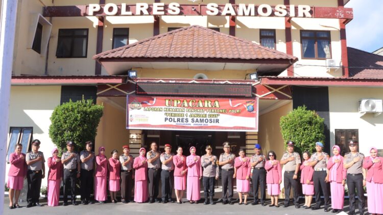 Sebanyak 14 personel Polres Samosir menerima kenaikan pangkat setingkat lebih tinggi dalam upacara resmi yang berlangsung di Lapangan Mako Polres Samosir pada Kamis (2/1/2025) pagi. Upacara dipimpin langsung oleh Kapolres Samosir, AKBP Yogie Hardiman, S.H., S.I.K., M.H., yang bertindak sebagai inspektur upacara.