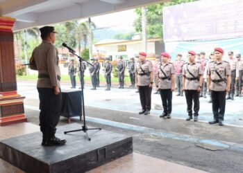 Kapolres Tana Toraja, AKBP Malpa Malacoppo pimpin upacara serah terima jabatan Kasat Reskrim dan Kasat Narkoba Polres Tana Toraja di halaman Mapolres, Kamis (02/01/25).