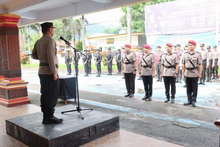 Kapolres Tana Toraja, AKBP Malpa Malacoppo pimpin upacara serah terima jabatan Kasat Reskrim dan Kasat Narkoba Polres Tana Toraja di halaman Mapolres, Kamis (02/01/25).