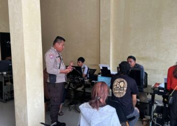 Bripka Rinto Samadi, personel Polsek Wori, dengan sigap mendampingi korban dan pelaku dalam proses pelaporan kasus percobaan cabul yang terjadi di Desa Budo Jaga IV, Kecamatan Wori, Kabupaten Minahasa Utara. Kejadian tersebut dilaporkan ke Mako Polresta Manado pada Kamis (2/1/2025), setelah insiden terjadi pada Rabu (1/1/2025) sekitar pukul 23.30 WITA.