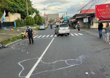 Polresta Manado melalui Polsek Wanea dan Personel Sat Lantas bergerak cepat menindaklanjuti laporan kecelakaan lalu lintas yang diterima melalui Call Center 112 pada Kamis, 2 Januari 2025. Insiden kecelakaan antara dua kendaraan roda dua tersebut terjadi di Kelurahan Teling Atas, Kecamatan Wanea, Kota Manado.