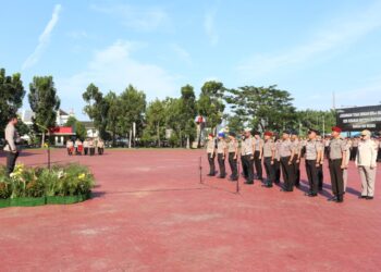 PIMPIN UPACARA KENAIKAN PANGKAT: Kapolda Sumut, Irjen. Pol. Whisnu Hermawan Februanto, S.I.K., M.H., memimpin upacara kenaikan pangkat personel Polri dan PNS di Lapangan KS Tubun Mapolda Sumut, Kamis (2/1/2025). (Foto Dok/ Polda Sumut)