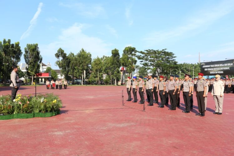 PIMPIN UPACARA KENAIKAN PANGKAT: Kapolda Sumut, Irjen. Pol. Whisnu Hermawan Februanto, S.I.K., M.H., memimpin upacara kenaikan pangkat personel Polri dan PNS di Lapangan KS Tubun Mapolda Sumut, Kamis (2/1/2025). (Foto Dok/ Polda Sumut)