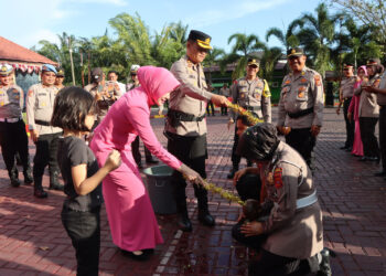 Kapolres Aceh Barat AKBP Andi Kirana S.I.K, M.H memimpin upacara kenaikan pangkat bagi personel Polri yang digelar di Lapangan Apel Polres Aceh Barat. Kegiatan yang berlangsung di Lapangan Apel Mapolres Aceh Barat pada Kamis (02/01/2025) Pukul 08.30 Wib ini dihadiri oleh seluruh jajaran Polres Aceh Barat, termasuk para perwira, personel yang menerima kenaikan pangkat, dan Bhayangkari.