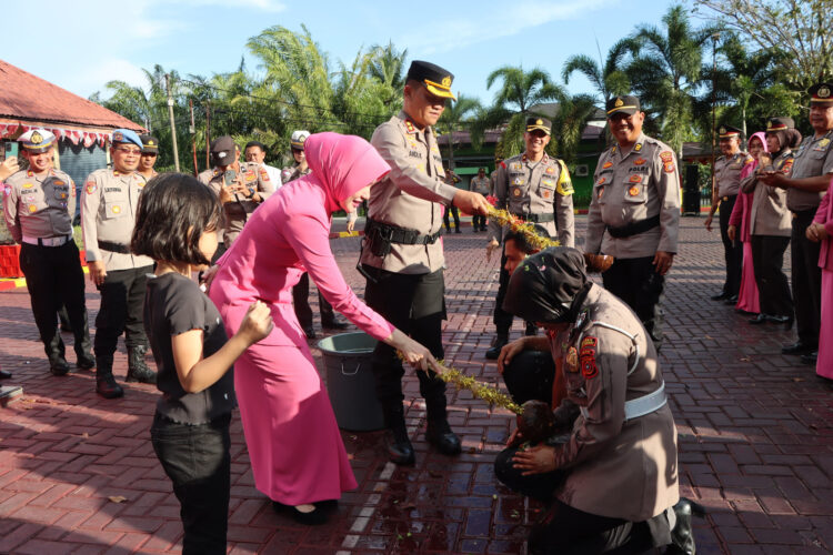 Kapolres Aceh Barat AKBP Andi Kirana S.I.K, M.H memimpin upacara kenaikan pangkat bagi personel Polri yang digelar di Lapangan Apel Polres Aceh Barat. Kegiatan yang berlangsung di Lapangan Apel Mapolres Aceh Barat pada Kamis (02/01/2025) Pukul 08.30 Wib ini dihadiri oleh seluruh jajaran Polres Aceh Barat, termasuk para perwira, personel yang menerima kenaikan pangkat, dan Bhayangkari.