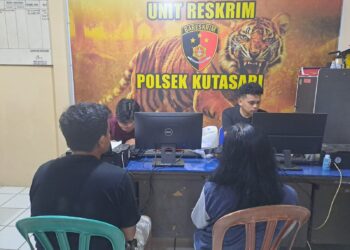 Polisi dari Polsek Kutasari mengamankan dua orang yang diduga melakukan pencurian di salah satu minimarket di wilayah Desa Kutasari, Kecamatan Kutasari, Kabupaten Purbalingga, Kamis (2/1/2025) sore.